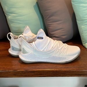 Steph curry 5 size 12 1/2 never worn
